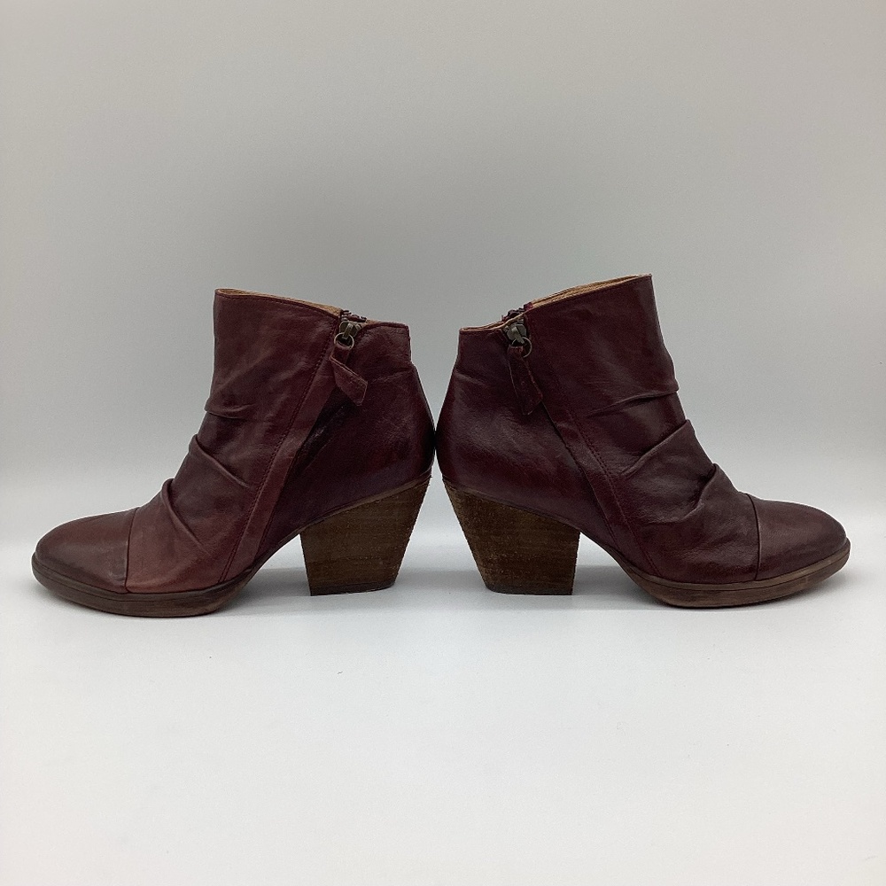 2164. Sofft Purple Leather Side-Zip Bootie Size 9 NWOT